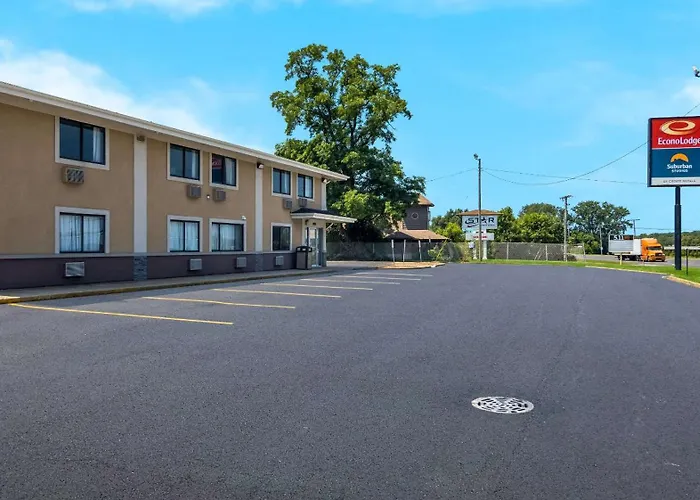 Cheap hotel: Suburban Studios Portage